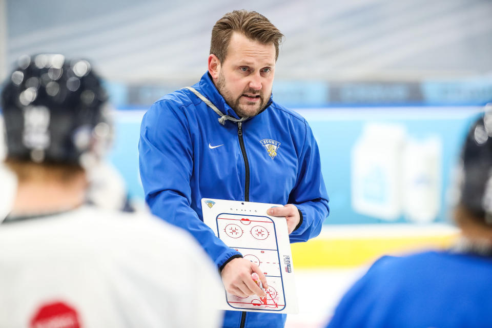 Antti Pennanen håller taktikpalaver.