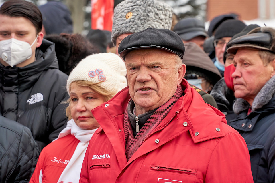Gennadi Zjuganov seisoo punaisessa talvitakissa lätsä päässän etualalla väkijoukossa.