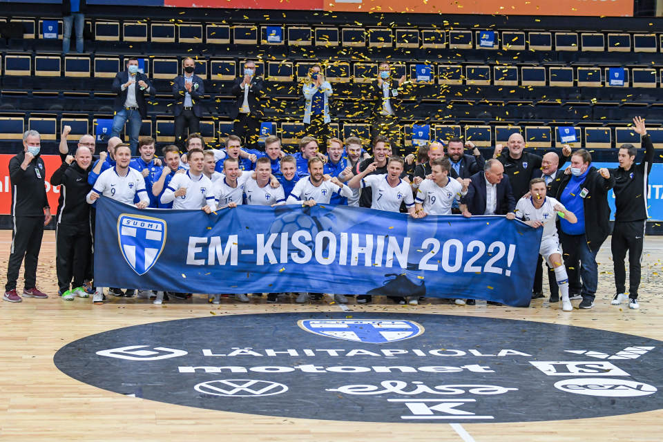 Futsalmaajoukkue pääsi juhlimaan EM-kisapaikkaa huhtikuussa 2021.