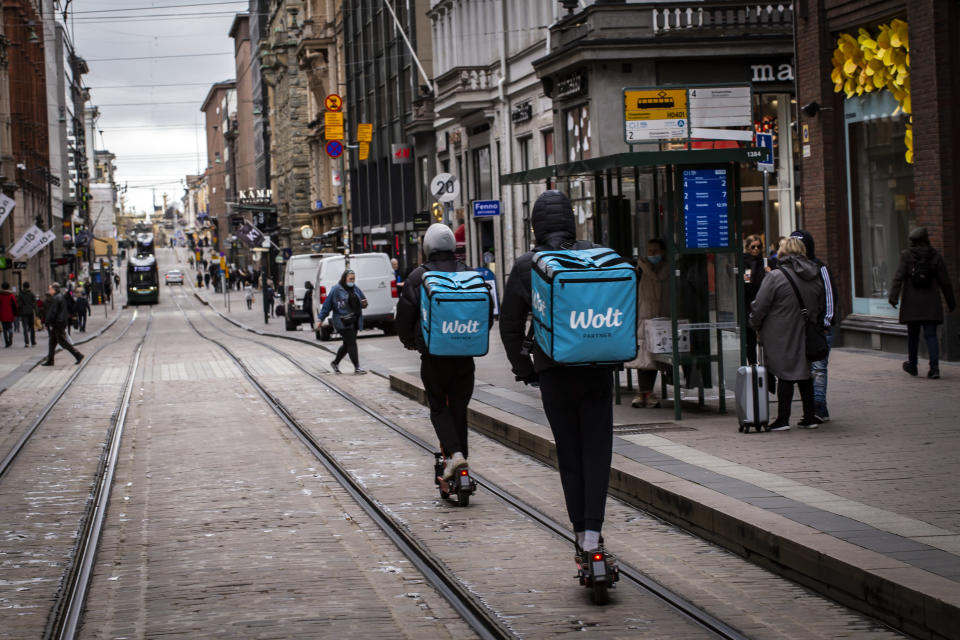 WOLT ruokakuljettajia Aleksanterinkadulla. 