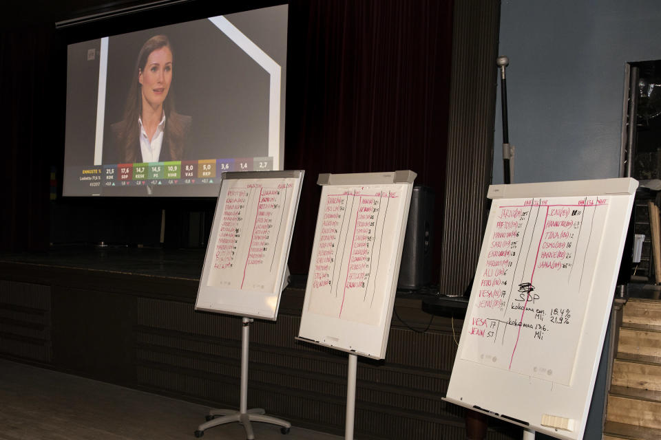 2021 photos of the Mikkeli SDP election observation event.  Pictured are the voices of the SDP on a flip chart under the eyes of Prime Minister Sanna Marini.