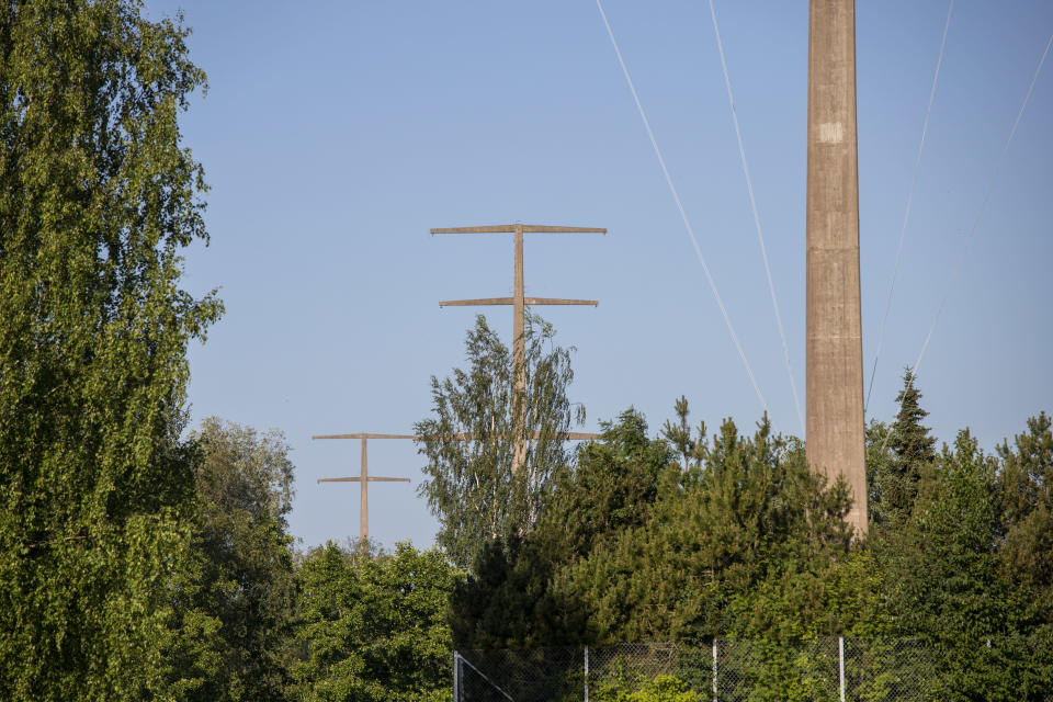 Kolme Kuusankosken betonipylvästä jonossa kesällä