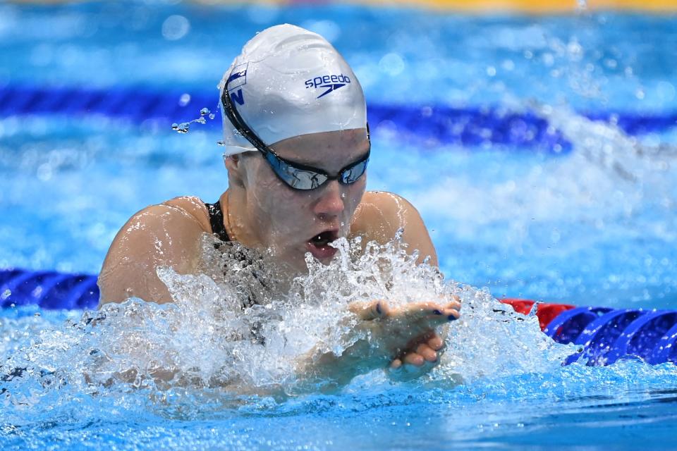 Ida Hulkko 100 metrin rintauinnin alkuerässä Tokion olympialaisissa.