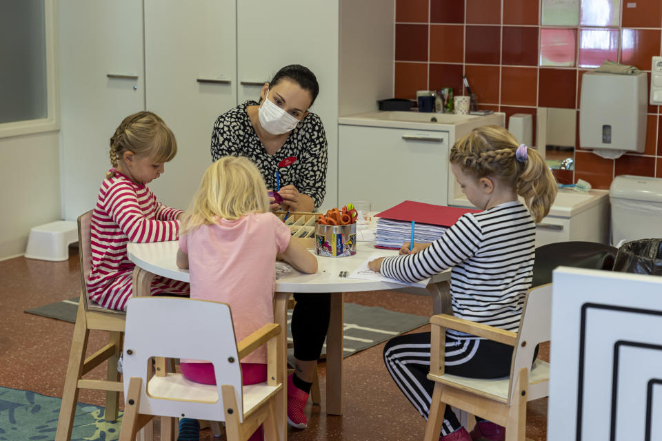 Lapset värityspuuhissa päiväkodissa