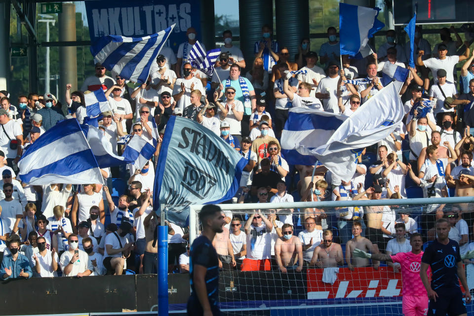 HJK:n kannattajat Mestarien liigan karsintaottelussa ruotsalaista Malmöä vastaan.