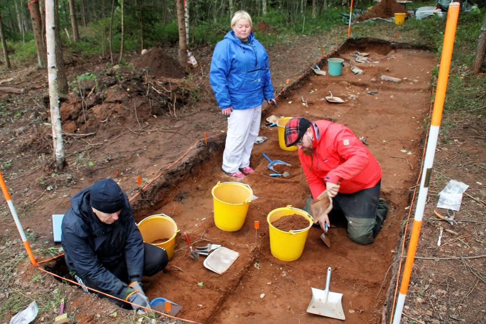 Kolme arkeologian harrastajaa Elimäen Ruskiasuon kivikautisella asuinpaikalla Kouvolan kansalaisopiston kurssilla