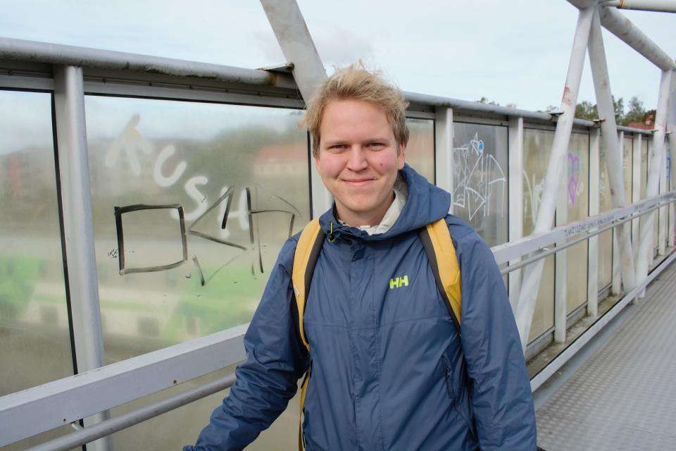 Aale Puranen Turussa nykyisellä kävelysillalla. 