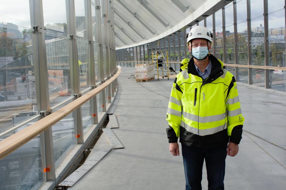 Turun kaupunkirakentamisjohtaja Kimmo Suonpää Logomon sillalla.