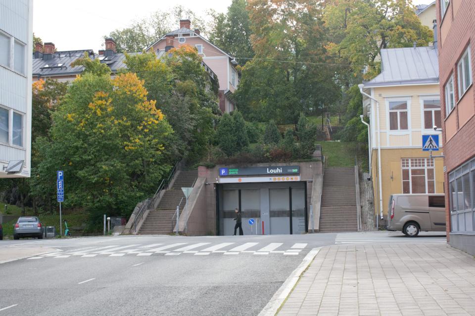 Louhen pysäköintilaitoksen kulkuramppi Turussa.