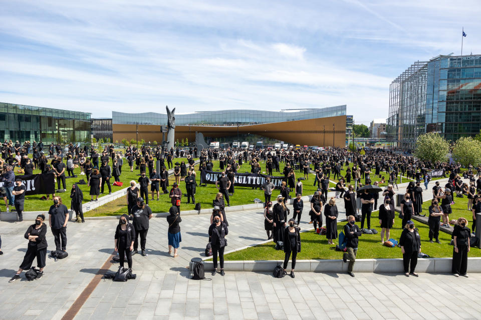 Kulttuuriväen mielenosoitus eduskuntatalon edessä 3.6.2021