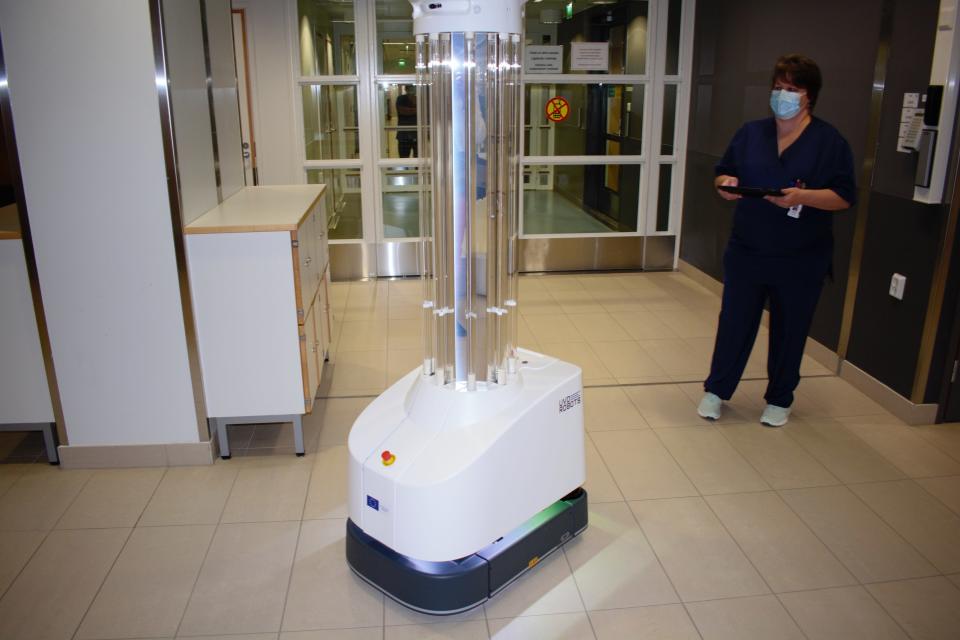 Hannele Mattila is training to use a disinfection robot in Tyks.