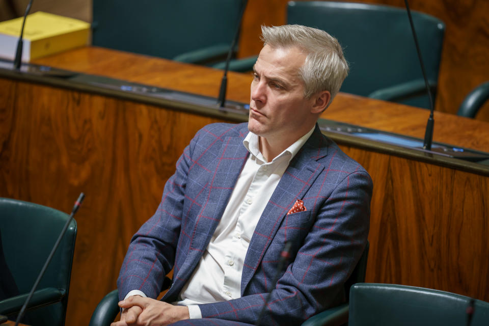RKP:n kansanedustaja Anders Adlercreutz istumassa omalla paikallaan eduskunnan istuntosalissa.