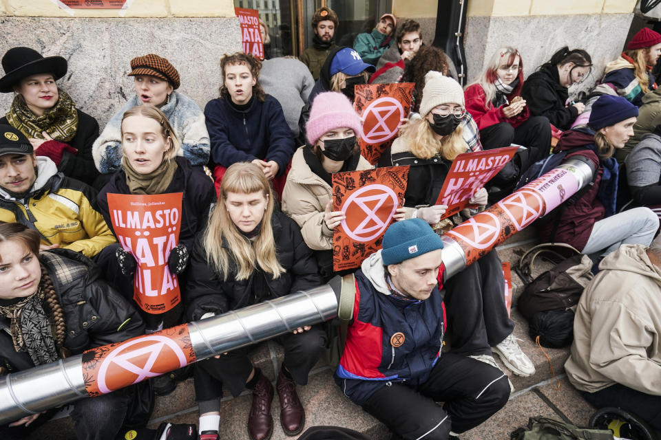Klimaaktivisten wurden nach dem Protest in einem Regierungsgebäude festgenommen