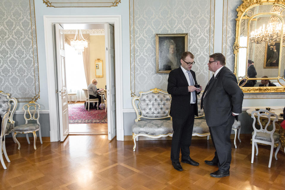 Juha Sipilä ja Timo Soini puhuvat keskenään.