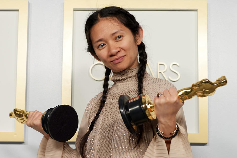 Chloé Zhao kahden Oscar-patsaan kanssa.