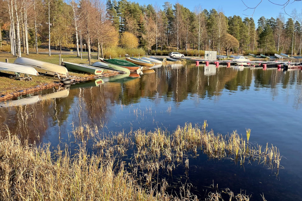 Järven rannalla on veneitä.