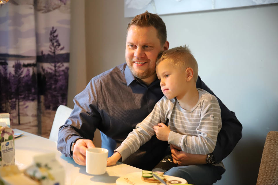 Marko Oikarainen poikansa Topias Oikaraisen kanssa istumassa aamupalapöydässä kodissaan.