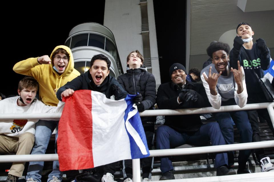 Nuori kannattaja pitelee käsissään Ranskan lippua Olympiastadionilla.