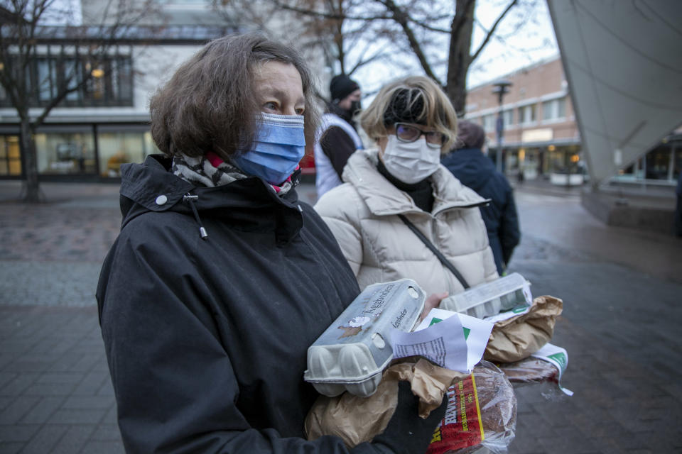 Riitta Kalliokoski ja Irja Linna viljelijöiltä ostamiensa tuotteiden kanssa. 