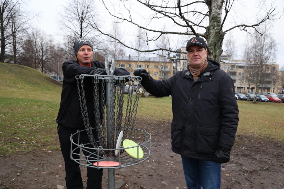 Frisbeegolfkiekkoyrittäjät Ville Nivalainen ja Vesa Tenhunen seisovat maalikorin vieressä.