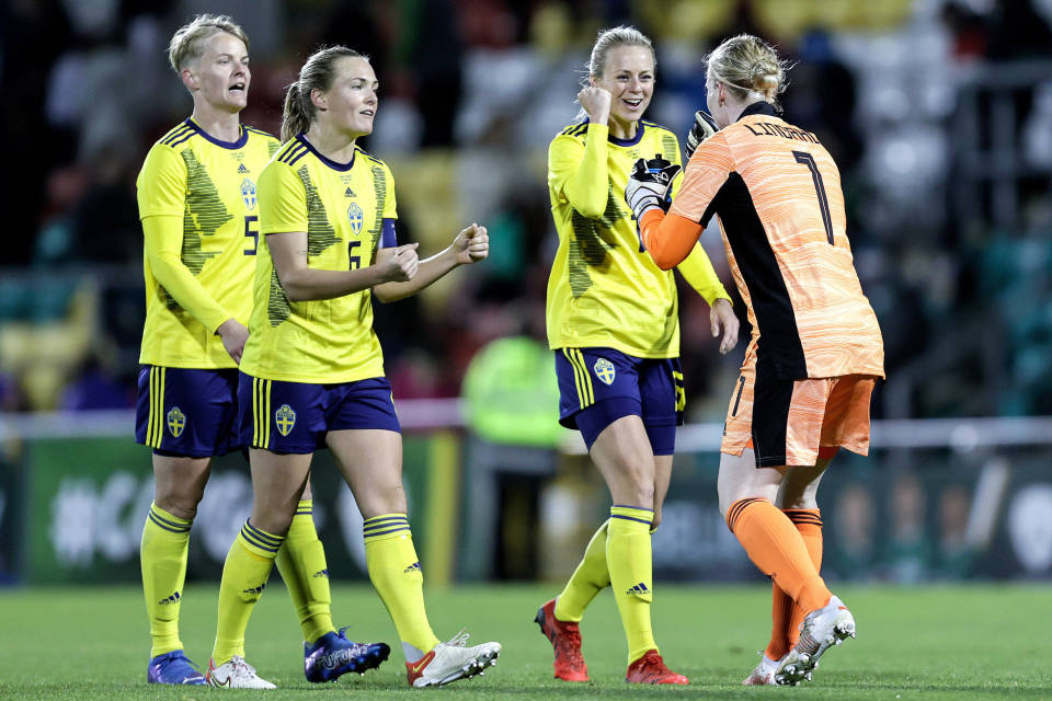 Maalivahti Hedvig Lindahl lyö käsiä yhteen puolustaja  Amanda Ilestedtin kanssa ja tuulettaa voittoa.