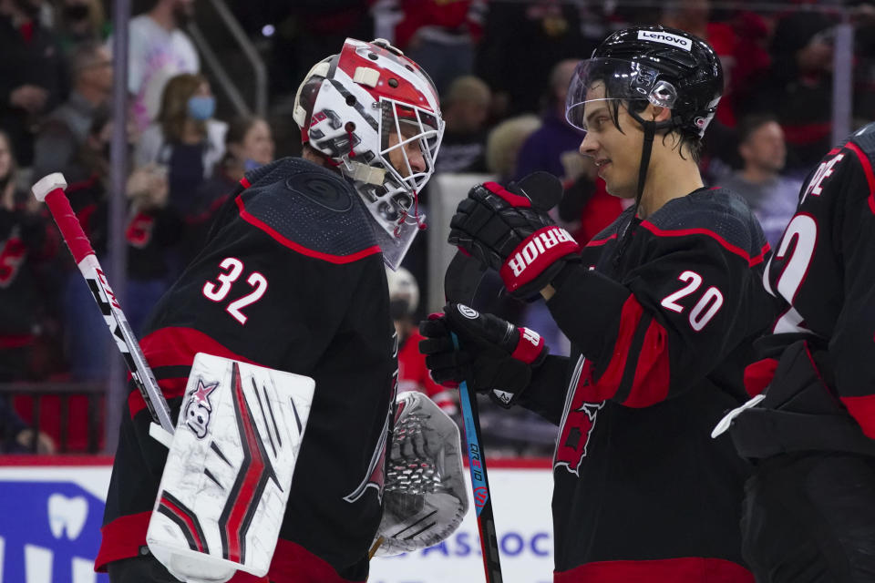 Antti Raanta ja Sebastian Aho juhlivat voittoa Chicago Blackhawksista.