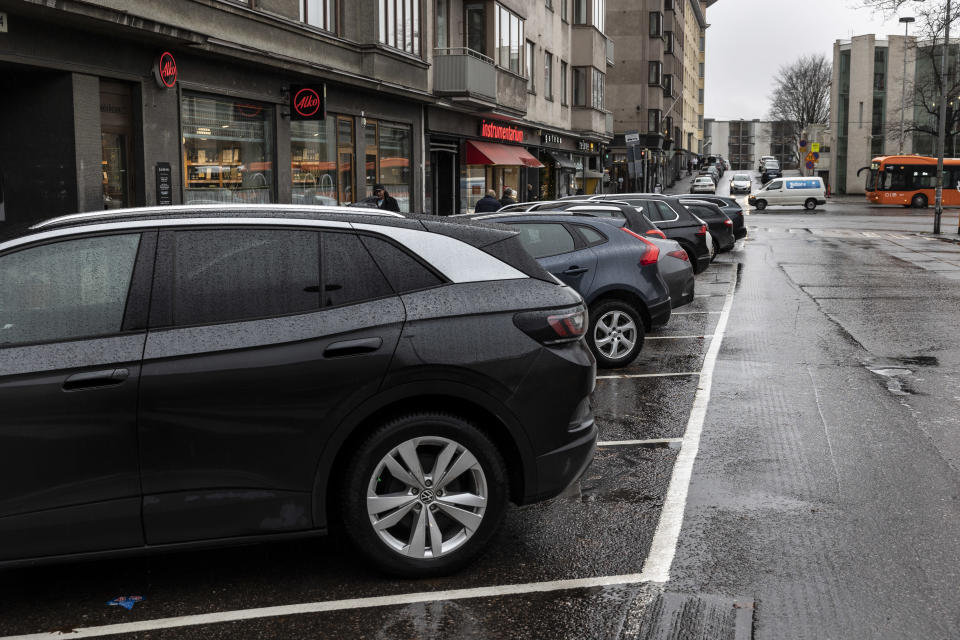 Töölöntorin laitaan pysäköityjä autoja. 