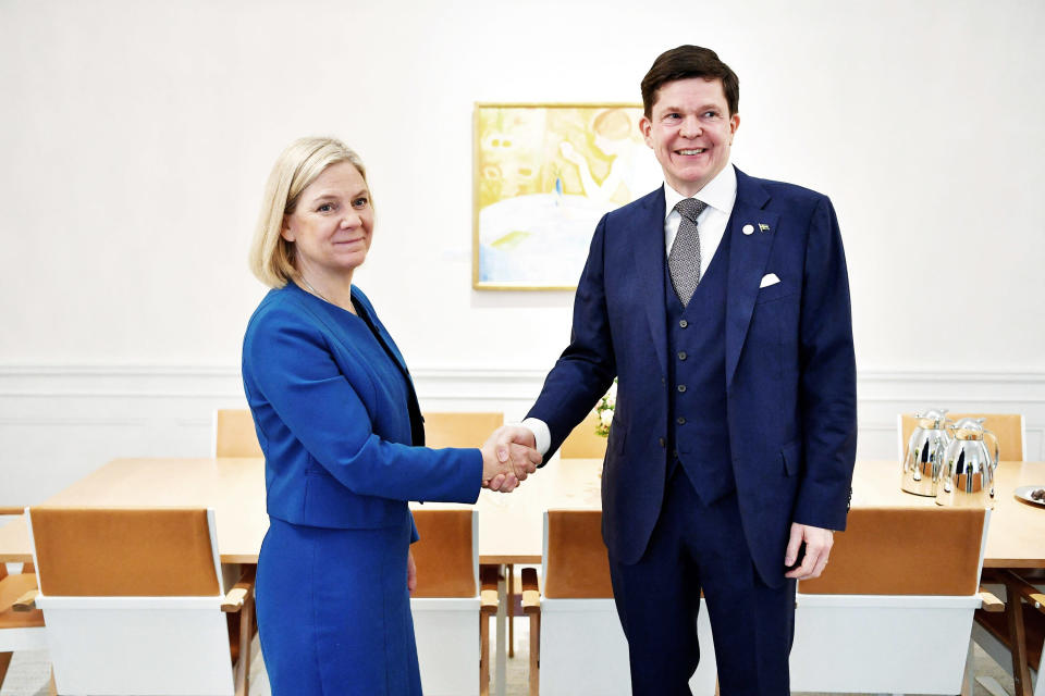 Ruotsin pääministeriksi nouseva Magdalena Andersson ja parlamentin puhemies Andreas Norlen kättelevät.