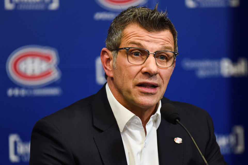 Marc Bergevin svarar på frågor under en presskonferens.