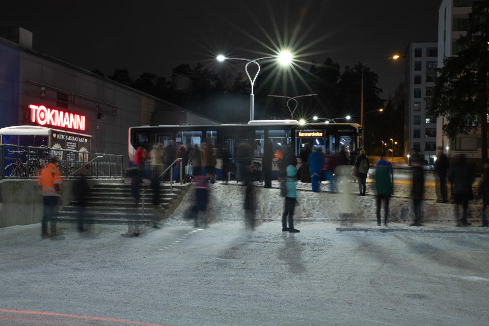 Ihmisiä jonottamassa koronarokotebussiin kauppakeskus Westerin pihassa.