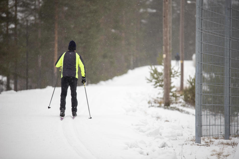 hiihtäjän loittonee ladulla