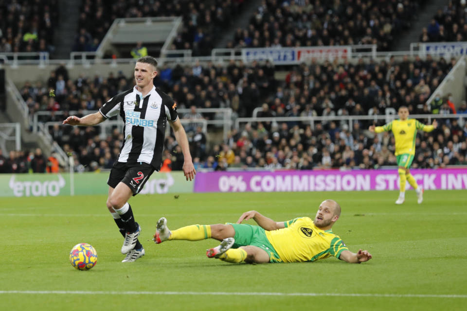 Ciaran Clark (vas.) sai tästä tilanteesta punaisen kortin, kun hän repi nurin Teemu Pukin.