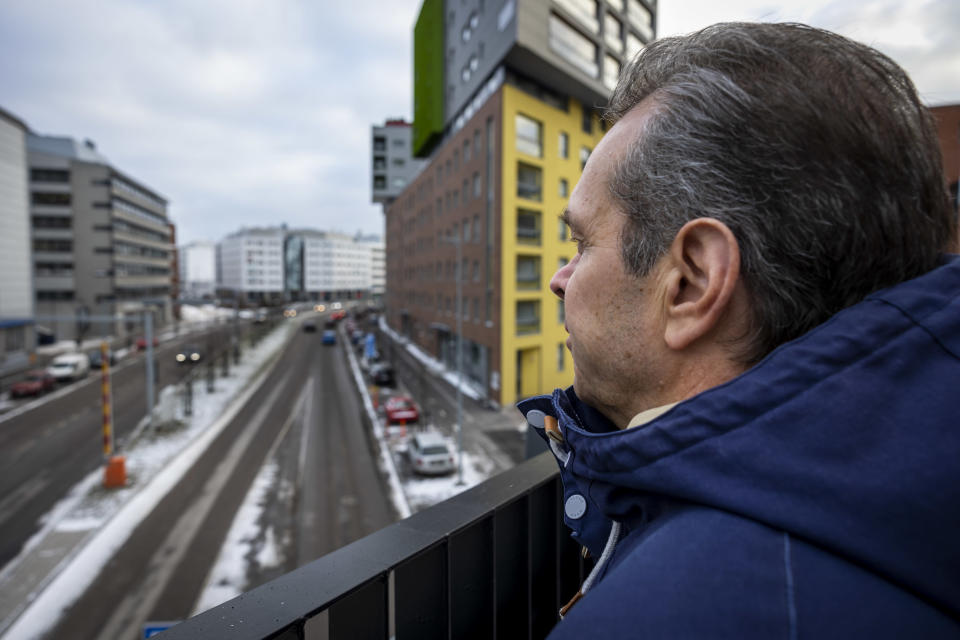 Jukka Otranen katselee liikennettä Teollisuuskadun ylittävällä kävelysillalla Helsingissä