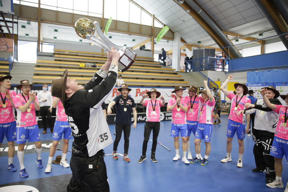 Lassi Toriseva höjer bucklan efter Classics guld.