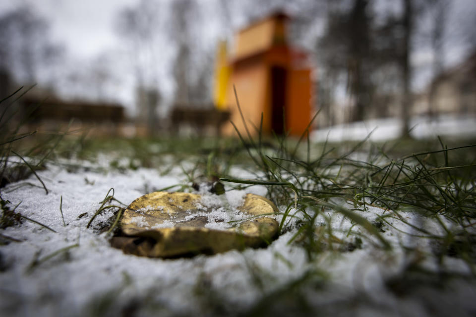 Muistokynttilästä jäänyt metalliosa Koskelan surma paikalla 2.12.2021