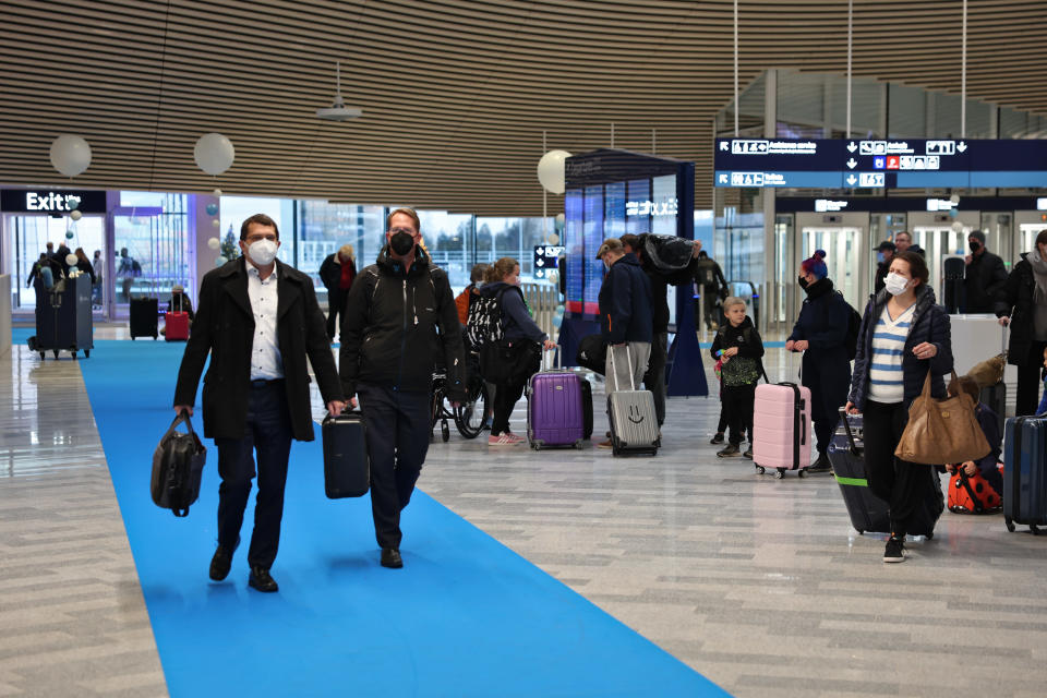 yleiskuva - matkustajia kiirehtimässä lennolle Helsinki-Vantaan uudessa terminaalissa.