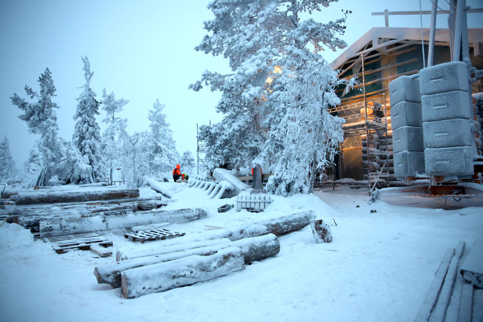 Lumista metsää Levillä ja mökkityömaa.