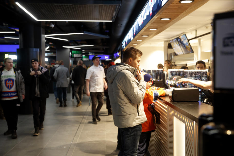 Erätauolla suurin osa ihmisistä on lähtenyt katsomosta käytäville ja ravintoloihin. 