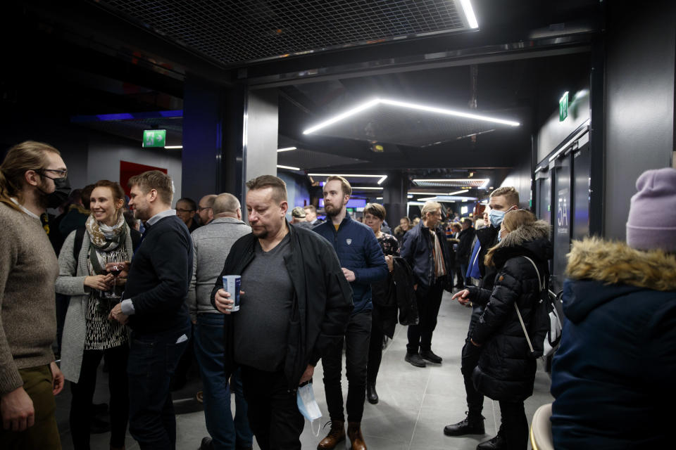 Erätauolla suurin osa ihmisistä on lähtenyt katsomosta käytäville ja ravintoloihin. 