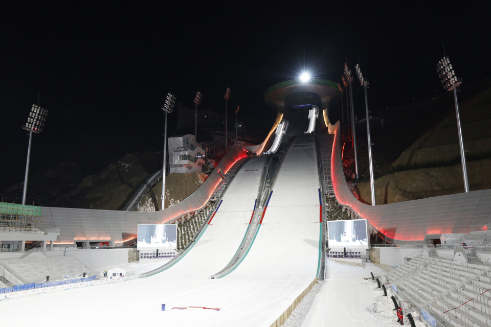 Pekingin olympialaisten mäkihyppypaikka Zhangjiakoussa iltavalaistuksessa 5.12.2021