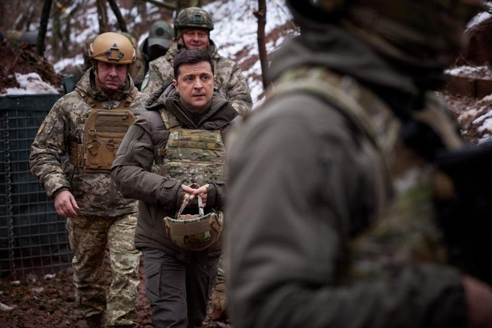 Ukrainan presidentti Volodymyr Zelensky sotilasvarusteissa.