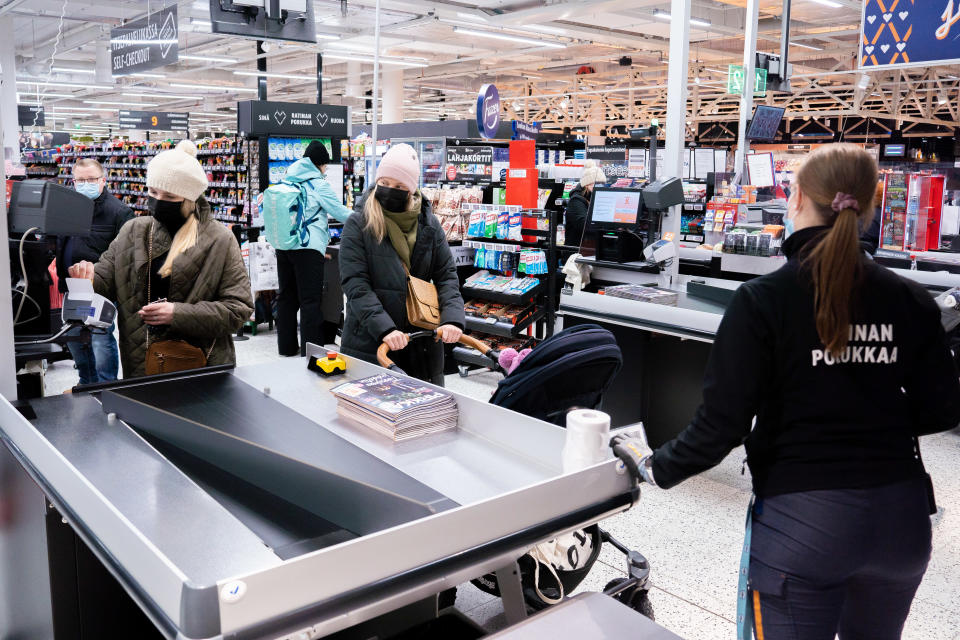 Tuuli Ruuti ja Sonja Salomaa K-Supermarket Ratinan kassalla.