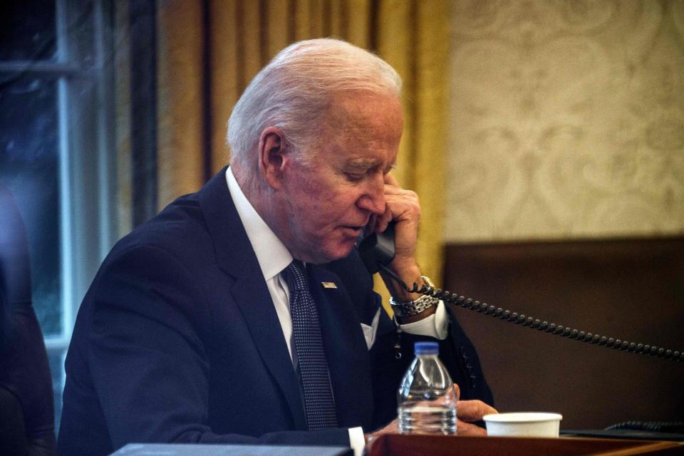 Yhdysvaltain presidentti Joe Biden keskustee Ukrainan presidentin Vlodymyr Zelenskyn kanssa puhelimessa torstaina.