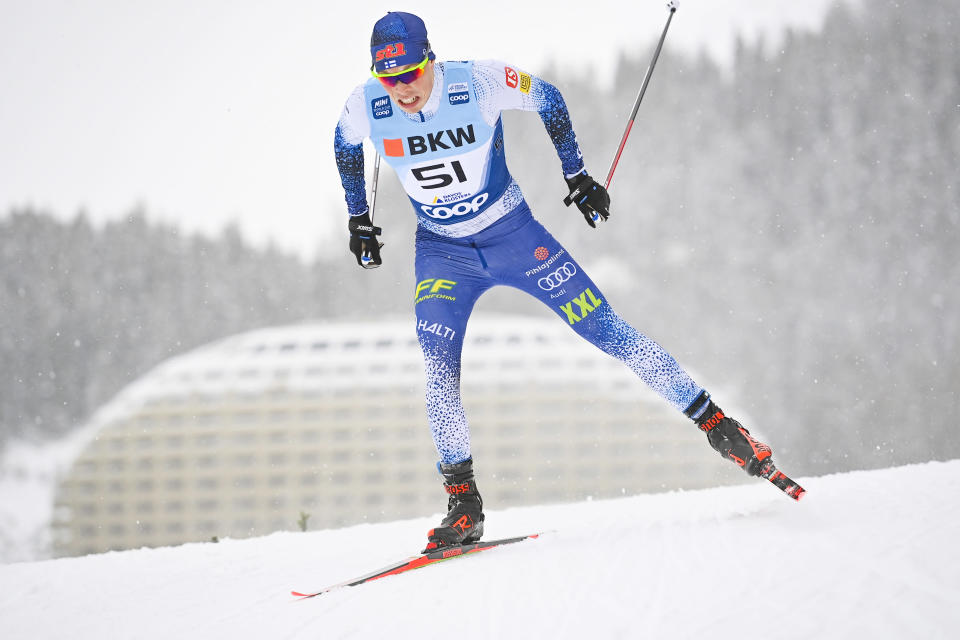 Juuso Haarala vauhdissa vapaan hiihtotavan sprintissä Davosissa 11.12.2021.