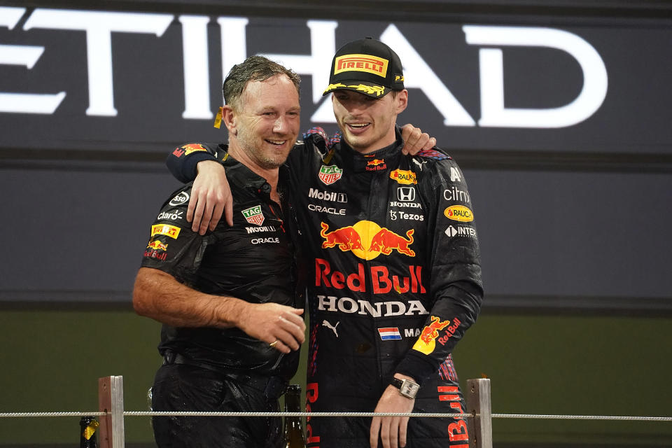 Christian Horner ja Max Verstappen juhlivat Verstappenin mestaruutta.