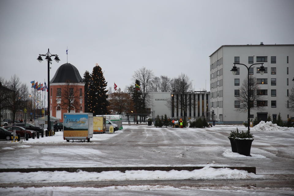 Haminan tori sekä joulukuusikauppiaita.