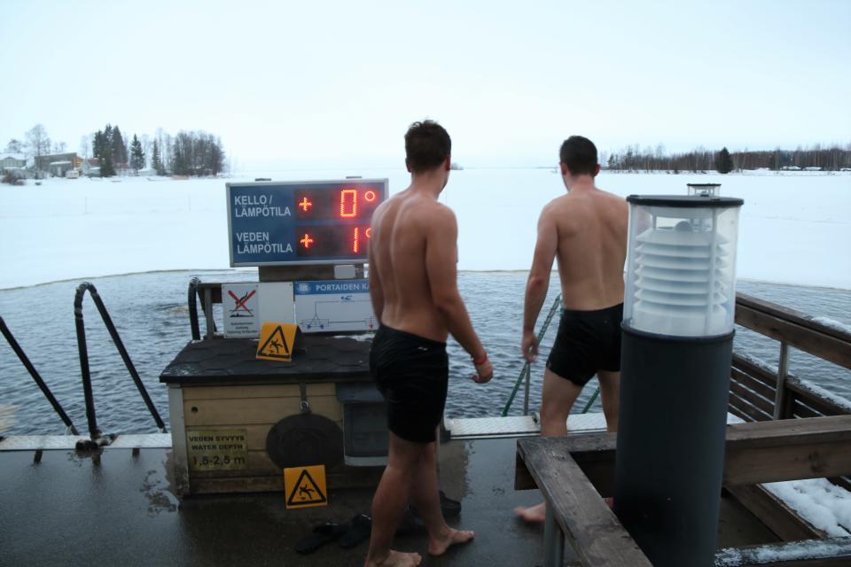 Opiskelijat Hiski Ikonen ja Arttu Mäkelä ovat menossa avantoon.