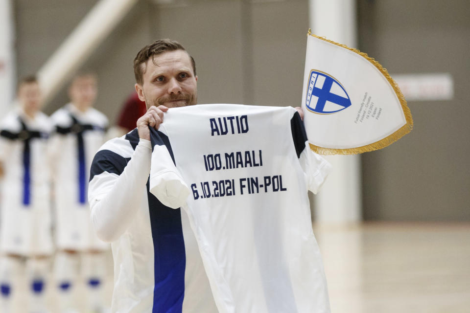 Panu Autio palkittiin ennen futsalmaajoukkueen harjoituspeliä.