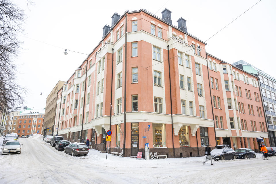 Salmon red apartment building in Töölö.