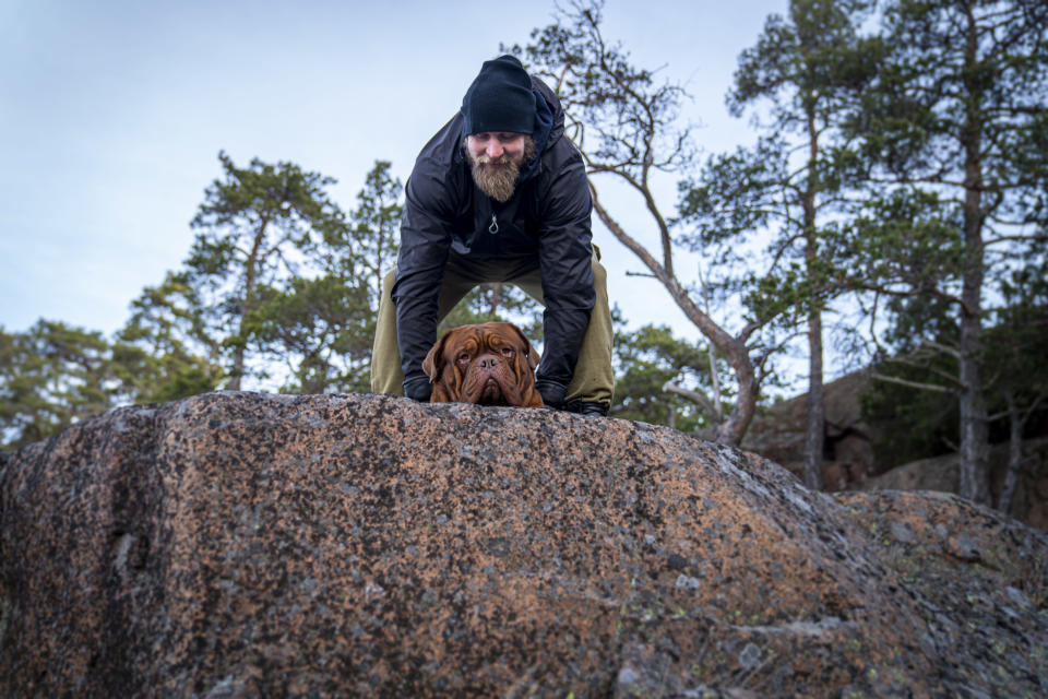 Ammattinyrkkeilijä Robert Helenius ja hänen koiransa.